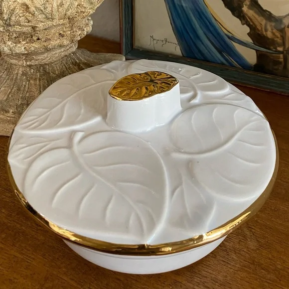 Vintage USA Rare Unique Pottery Covered Dish Leaf Design Gold Trim - Picture 13 of 16